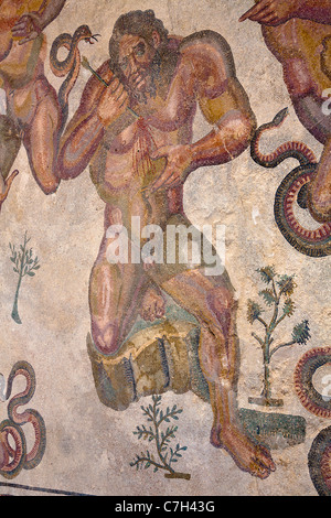 Mosaico nel triclinio, sala da pranzo, Villa Romana del Casale di Piazza Armerina, SICILIA, ITALIA Foto Stock