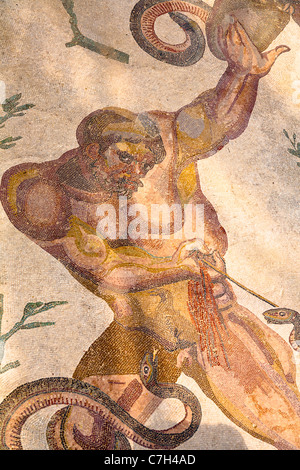 Mosaico nel triclinio, sala da pranzo, Villa Romana del Casale di Piazza Armerina, SICILIA, ITALIA Foto Stock