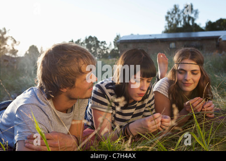 Tre amici disteso tra l'erba di timothy Foto Stock