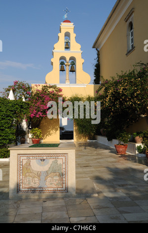 Il cortile e la Torre Campanaria del monastero della Vergine Maria Paleokastritsa Corfu Grecia Foto Stock