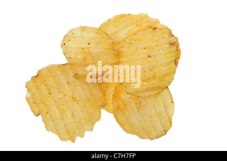 Gruppo di crinkle cut potato chips isolato su bianco Foto Stock