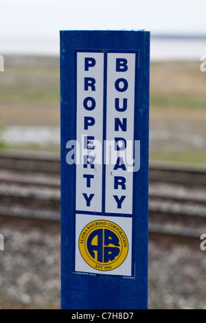 Alaska Railroad Corporation proprietà marcatore di confine lungo binari del treno, Anchorage in Alaska,, Stati Uniti d'America Foto Stock