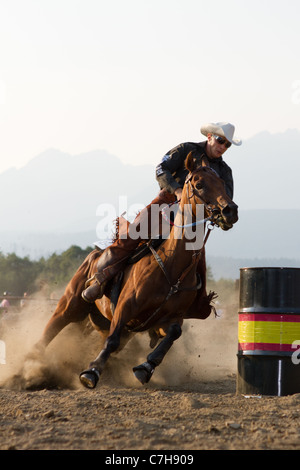Cowboy a cavallo Equitazione in Barrel racing event, Foto Stock