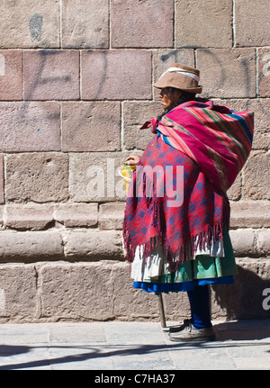 Donna Peruviana a piedi nei vicoli stretti del Cusco Peru Foto Stock