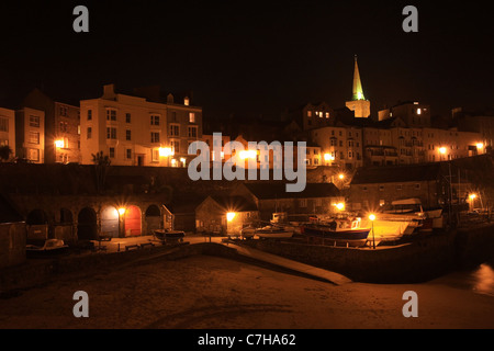 Tenby Harbour illuminata di notte, Tenby, Pembrokeshire, Galles Foto Stock