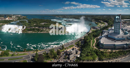 Antenna di panoramica vista sulle cascate del Niagara dal Canada lato con cascate Americane sulla sinistra e il Ferro di Cavallo Canadesi sulla destra Foto Stock