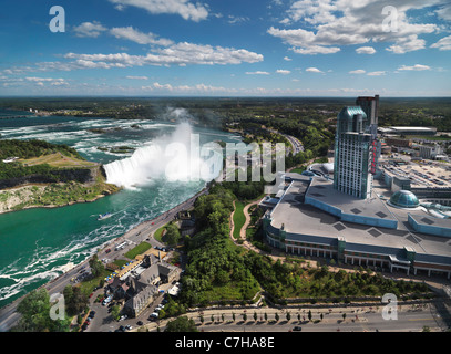 Vista aerea sulle Cascate del Niagara in Canada e a ferro di cavallo Fallsview Casino. Ontario, Canada 2011. Foto Stock