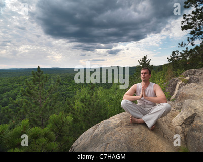 Giovane uomo meditando nella natura. Algonquin, Ontario, Canada. Foto Stock