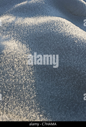 Close up snow bank superficie con trasformata per forte gradiente frost nella luce del sole Foto Stock