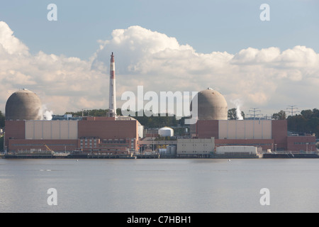 Indian Point Energy Center, una centrale nucleare sul fiume Hudson a Buchanan, New York. Foto Stock