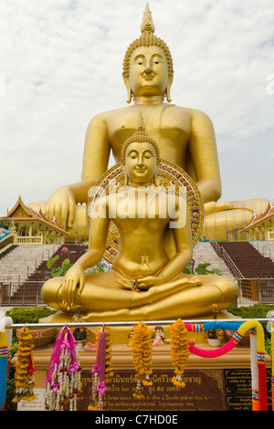 Due grandi golden gigantesca statua del Buddha al wat muang tempio maggiore in Thailandia, angthong, Thailandia Foto Stock