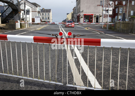 Passaggio a livello barriere chiuse castlerock stazione ferroviaria Irlanda del Nord Regno Unito Foto Stock