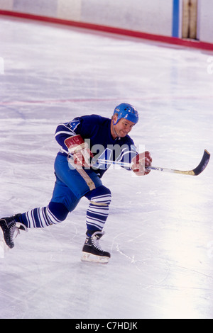 Hockey su ghiaccio giocatore in azione. Foto Stock