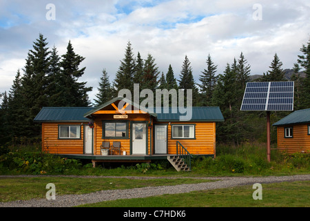 Esterno della cabina con pannello solare al Salmone Argento Creek Lodge, il Parco Nazionale del Lago Clark, Alaska, Stati Uniti d'America Foto Stock