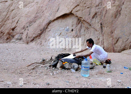 Bedouin rendendo pane pita Foto Stock