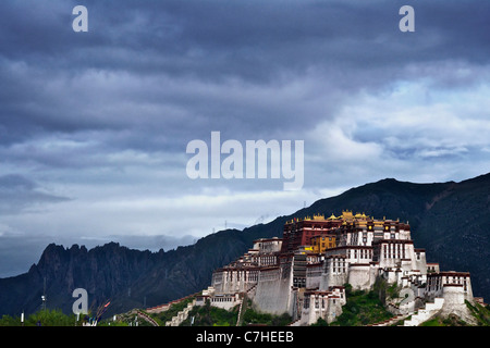 Palazzo del Potala e scogliere Foto Stock