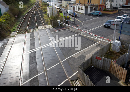 Le barriere verso il basso e chiusa al passaggio a livello castlerock stazione ferroviaria Irlanda del Nord Regno Unito Foto Stock