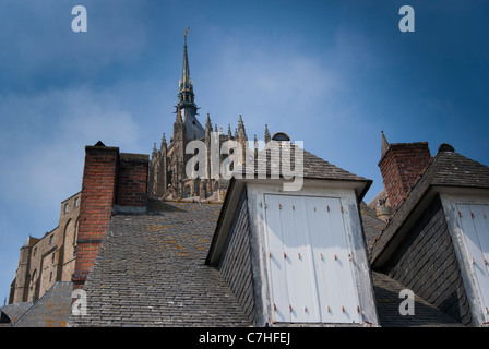 Tetti con il lichen ricoperti di ardesia e persiane bianche di seguito monastero di Mont Saint Michel Foto Stock