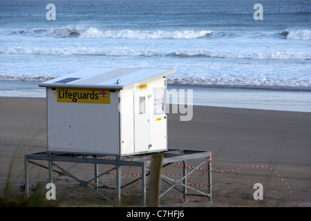 Bloccato chiuso fino rnli bagnini capanna sulla discesa benone Strand spiaggia un giorno di tempesta nella contea di derry Londonderry Irlanda del Nord u Foto Stock