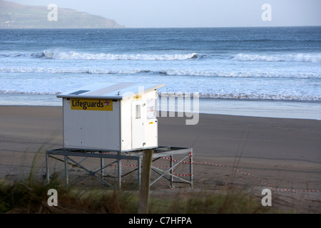 Bloccato chiuso fino rnli bagnini capanna sulla discesa benone Strand spiaggia un giorno di tempesta nella contea di derry Londonderry Irlanda del Nord Foto Stock