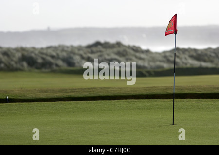 Foro e bandiera sul palo verde su un irlandese del campo da golf links castlerock county derry Londonderry Irlanda del Nord Foto Stock