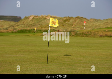 Foro e bandiera pole sul putting green su un irlandese del campo da golf links castlerock county derry Londonderry Irlanda del Nord Foto Stock