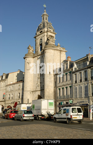 Il traffico del mattino passano la Porte de la Grosse Horloge ( Grande Orologio) di gate sul Quai Valin, la strada principale di La Rochelle, Francia. Foto Stock