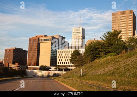 Strada per il centro della città di Akron , Ohio Foto Stock