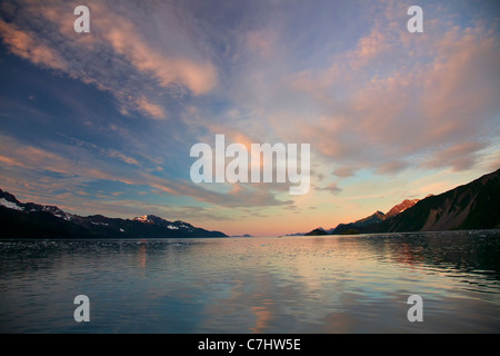 Alba sul ghiacciaio Aialik e Aialik Bay, il Parco nazionale di Kenai Fjords, vicino a Seward, Alaska. Foto Stock
