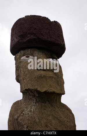 Tahai complesso archeologico a nord di Hanga Roa ricostruito con occhio e topknot Foto Stock