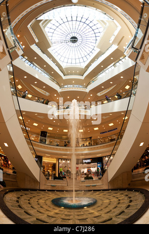 Vista fisheye del più grande d'Europa inner-city shopping mall, piazza Limbecker Platz, Essen Foto Stock