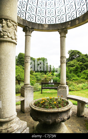 Tempio di ornati e il lago in background a Cholmondeley Castle Cheshire, Inghilterra, Regno Unito Foto Stock