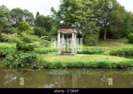 Acqua tempio giardini a Cholmondeley Castle Cheshire, Inghilterra, Regno Unito Foto Stock