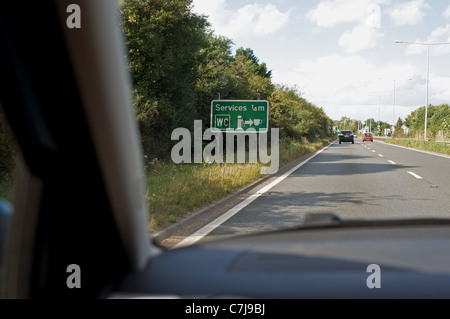 Si avvicina ai servizi sulla A12 in direzione nord, Martlesham Heath, Suffolk, Regno Unito. Foto Stock