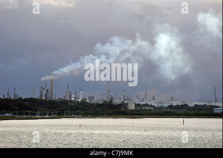 Paesaggio industriale di Fawley Terminale marino su acqua di Southampton Inghilterra meridionale Foto Stock