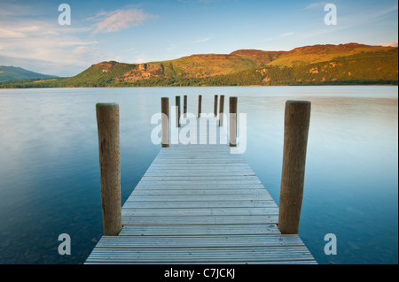 Pontile a Brandelhow Bay, Lake District, Cumbria, Regno Unito Foto Stock