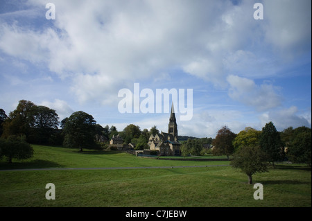 Villaggio di Edensor nel Derbyshire e 'St Pietro Chiesa" Foto Stock