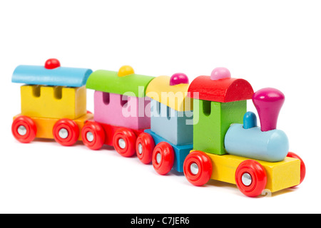 Colorata per bambini giocattolo di legno treno su uno sfondo bianco girato in uno studio Foto Stock