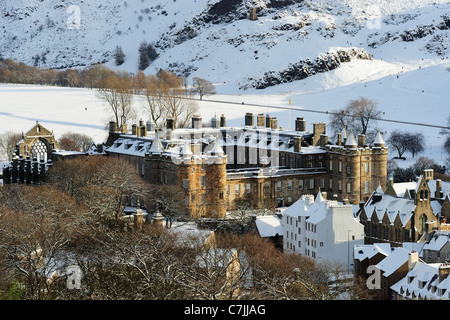 Palazzo di Holyroodhouse nella neve da Calton Hill, Edimburgo in Scozia Foto Stock