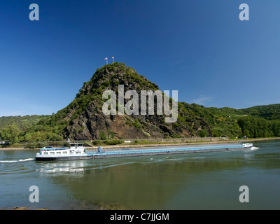 Grande chiatta passa Loreley Rock sul fiume Reno in Germania Foto Stock