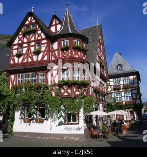 Vecchio altes Haus a struttura mista in legno e muratura storico edificio a Bacharach in Renania sul fiume Reno Germania Foto Stock