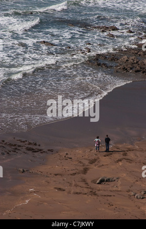 La gente sulla spiaggia sabbiosa Foto Stock