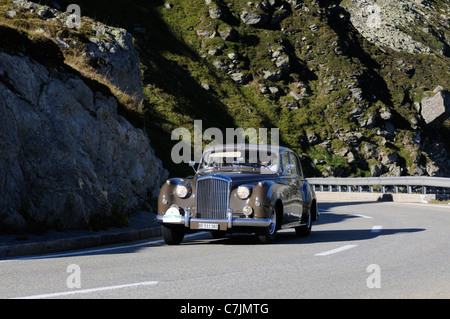 La Svizzera, Europa occidentale, Grimselpass. Oldtimer auto sul sud della salita del Grimsel strada di montagna. Foto Stock