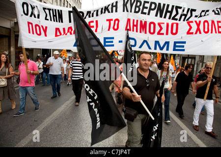 Gli insegnanti marzo in dimostrazione contro le misure di austerità e pianificate le riforme del settore dell'istruzione in Atene, Grecia. Foto Stock