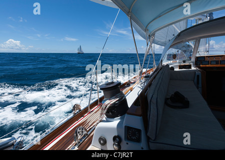Strumento panal visualizzando il vento e il cuscinetto a bordo di una barca a vela in mezzo all'oceano offshore Foto Stock