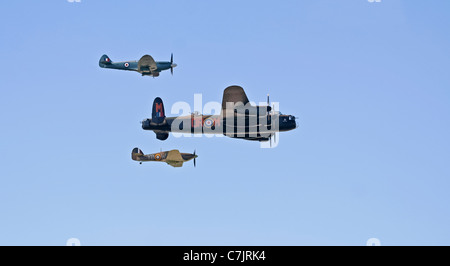 RAF Battle of Britain Memorial Voli Lancaster Spitfire ed Hurricane presso il Royal International Air Tattoo Foto Stock