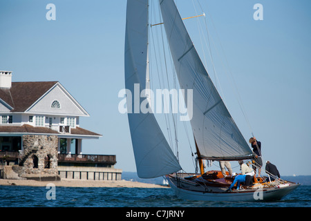 Barca a vela in porto con un houseon riva a bordo del William Fife progettato yacht Clio Foto Stock