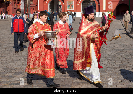 Celebrazioni pasquali fuori dalla Cattedrale della Madre di Dio di Kazan sulla Piazza Rossa di Mosca, Russia. Foto Stock