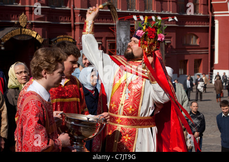 Celebrazioni pasquali fuori dalla Cattedrale della Madre di Dio di Kazan sulla Piazza Rossa di Mosca, Russia. Foto Stock