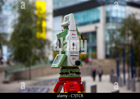 Teodolite Laser una Leica TCRA1205 la misurazione ad alta precisione nella città di Manchester, Lancashire, Regno Unito Foto Stock